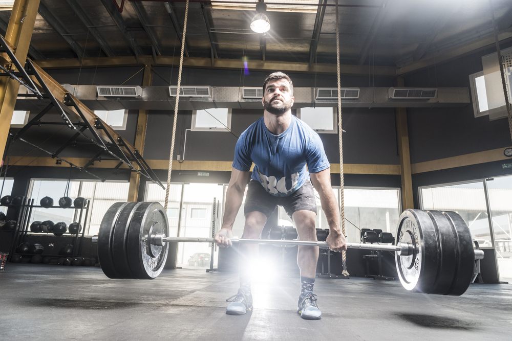 en stark kille som gör marklyft på gym